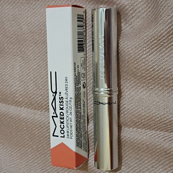 MAC LOCKED KISS 24HR LIPSTICK in Teaser - Picture 1 of 4